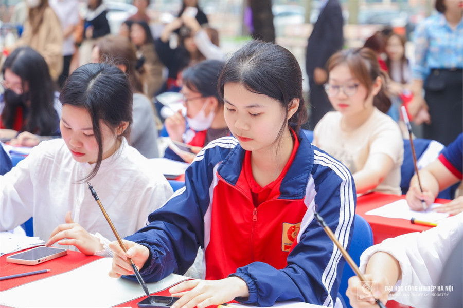 Sinh viên Trường ĐH Công nghiệp Hà Nội. Sinh viên Trường ĐH Công nghiệp Hà Nội.