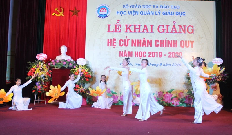 Văn nghệ chào mừng khai giảng năm học mới.