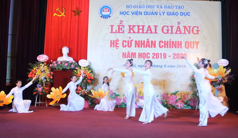 Văn nghệ chào mừng khai giảng năm học mới.