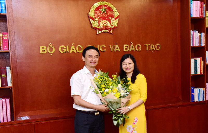 Chánh Văn phòng Bộ GD&ĐT Nguyễn Viết Lộc tặng hoa chúc mừng TS Nguyễn Thị Hạnh Chánh Văn phòng Bộ GD&ĐT Nguyễn Viết Lộc tặng hoa chúc mừng TS Nguyễn Thị Hạnh