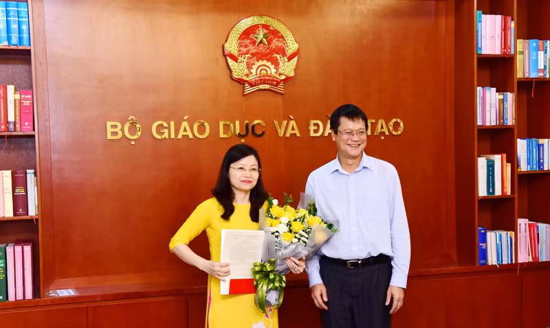 Thứ trưởng Lê Hải An trao quyết định và tặng hoa chúc mừng tân Phó Vụ trưởng Vụ Thi đua khen thưởng Nguyễn Thị Hạnh