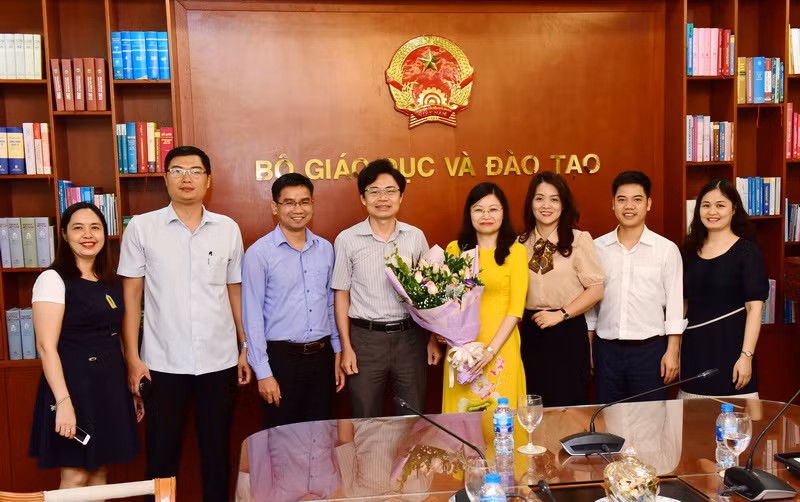 Phòng Tổng hợp Văn phòng Bộ GD&ĐT cũng chúc mừng TS Nguyễn Thị Hạnh Phòng Tổng hợp Văn phòng Bộ GD&ĐT cũng chúc mừng TS Nguyễn Thị Hạnh