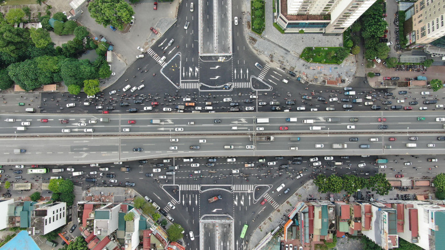 Hầm chui tại nút giao Lê Văn Lương – vành đai 3 là dự án giao thông trọng điểm được khởi công từ tháng 10/2020. Theo thiết kế, dự án dài 475 m. Trong đó, phần hầm kín dài 95 m, hầm hở và gờ chắn dẫn vào hầm kín dài 380m với 4 làn xe.