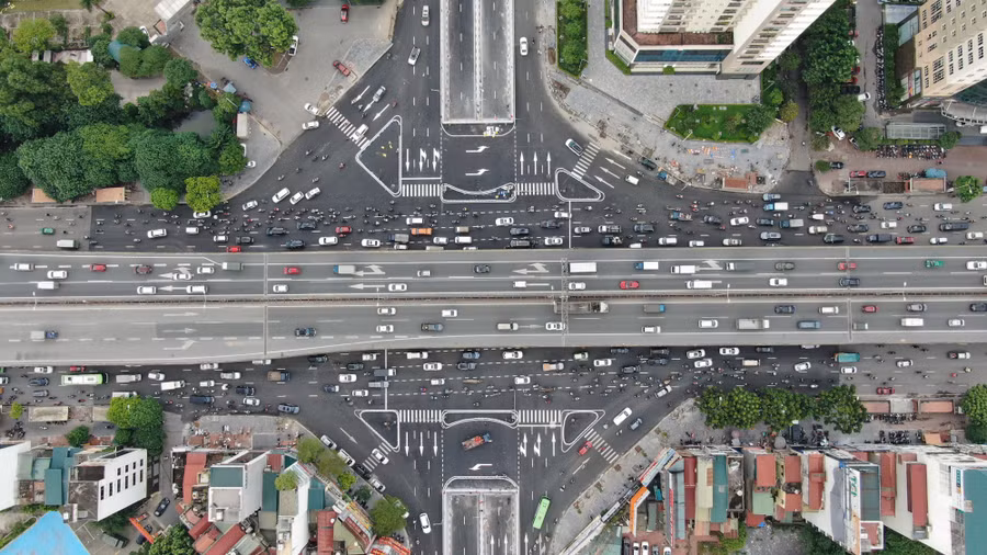 Hầm chui tại nút giao Lê Văn Lương – vành đai 3 là dự án giao thông trọng điểm được khởi công từ tháng 10/2020. Theo thiết kế, dự án dài 475 m. Trong đó, phần hầm kín dài 95 m, hầm hở và gờ chắn dẫn vào hầm kín dài 380m với 4 làn xe.