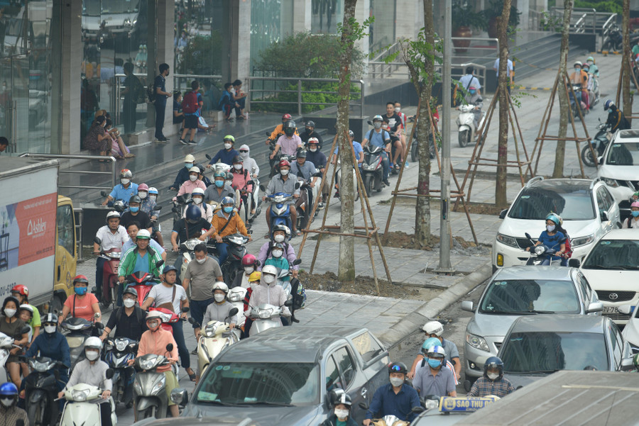 Trước lúc thông xe các phương tiện di chuyển trên đường Tố Hữu phải di chuyển rất khó khăn.