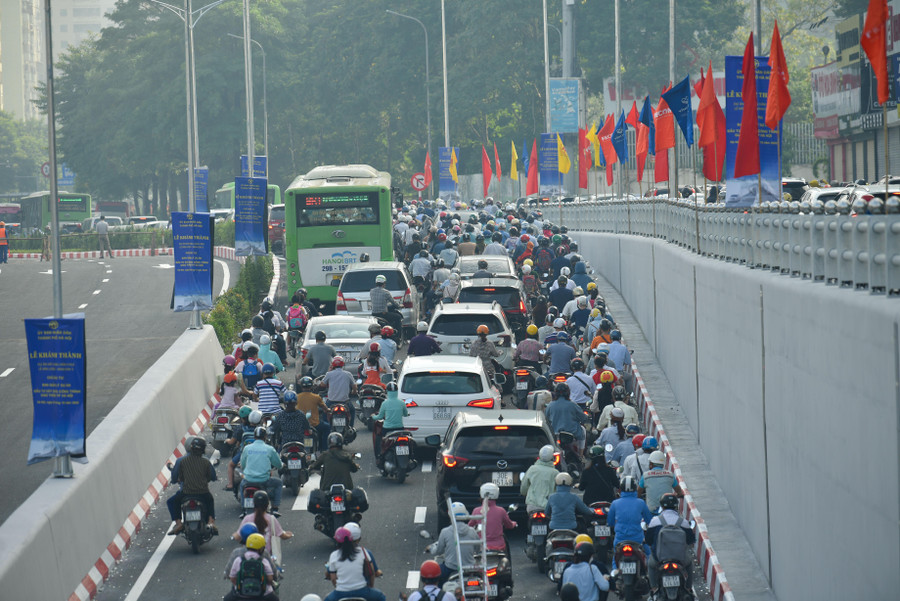 Ngay sau khi thông xe, các phương tiện di chuyển qua hầm khá chậm do lưu lượng giao thông trên đường Lê Văn Lương đông trong giờ cao điểm.