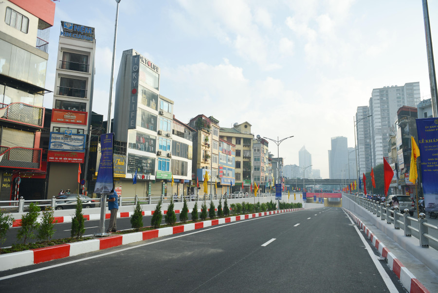 Đối với khu vực trung tâm nút giao Khuất Duy Tiến, các phương tiện lưu thông trên đường Khuất Duy Tiến không được phép rẽ trái đi Lê Văn Lương hoặc Tố Hữu. Các phương tiện đi theo hướng đi thẳng qua nút giao, quay đầu tại 2 điểm mở dải phân cách trên đường Khuất Duy Tiến và rẽ phải đi Lê Văn Lương hoặc Tố Hữu.