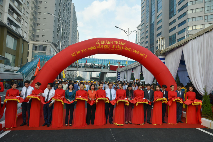Các phương tiện từ Lê Văn Lương, Tố Hữu đi đường Khuất Duy Tiến lưu thông qua khu vực nút giao theo hướng dẫn của hệ thống biển báo, sơn kẻ, đèn tín hiệu giao thông theo quy định. Tổ chức làn dành riêng cho xe buýt nhanh BRT trên tuyến đường Lê Văn Lương - Tố Hữu (theo hiện trạng trước khi thi công hầm chui).
