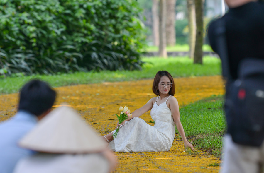 Sau trận mưa, nhiều người qua đường không khỏi tiếc nuối vì chưa kịp lưu lại khoảnh khắc thiên nhiên chuyển mùa. Sau trận mưa, nhiều người qua đường không khỏi tiếc nuối vì chưa kịp lưu lại khoảnh khắc thiên nhiên chuyển mùa.