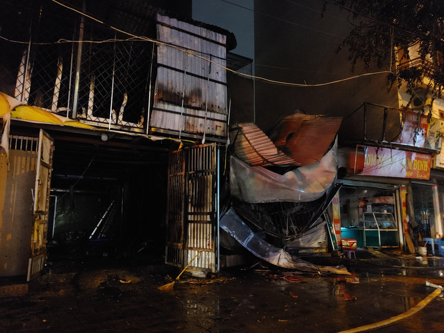 Đám cháy đã làm sập1 cửa hàng sửa chữa xe máy. Đám cháy đã làm sập1 cửa hàng sửa chữa xe máy.