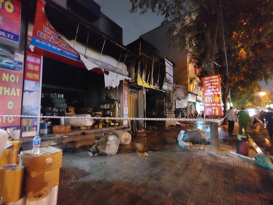 Đến khoảng 20h30 ngày 4/12, đám cháy được dập tắt hoàn toàn. Đến khoảng 20h30 ngày 4/12, đám cháy được dập tắt hoàn toàn.