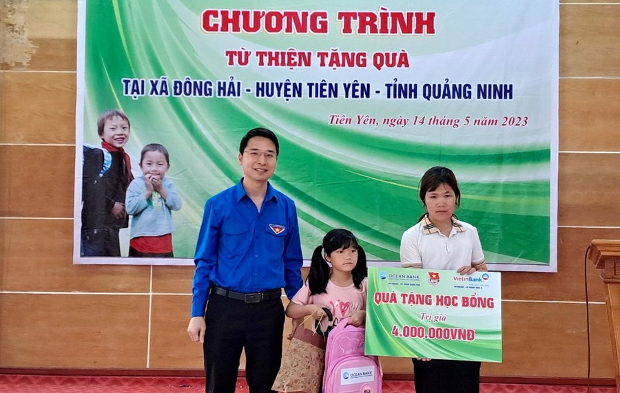 Học bổng cho học sinh nghèo, hiếu học góp phần động viên các em chăm ngoan học giỏi. Học bổng cho học sinh nghèo, hiếu học góp phần động viên các em chăm ngoan học giỏi.