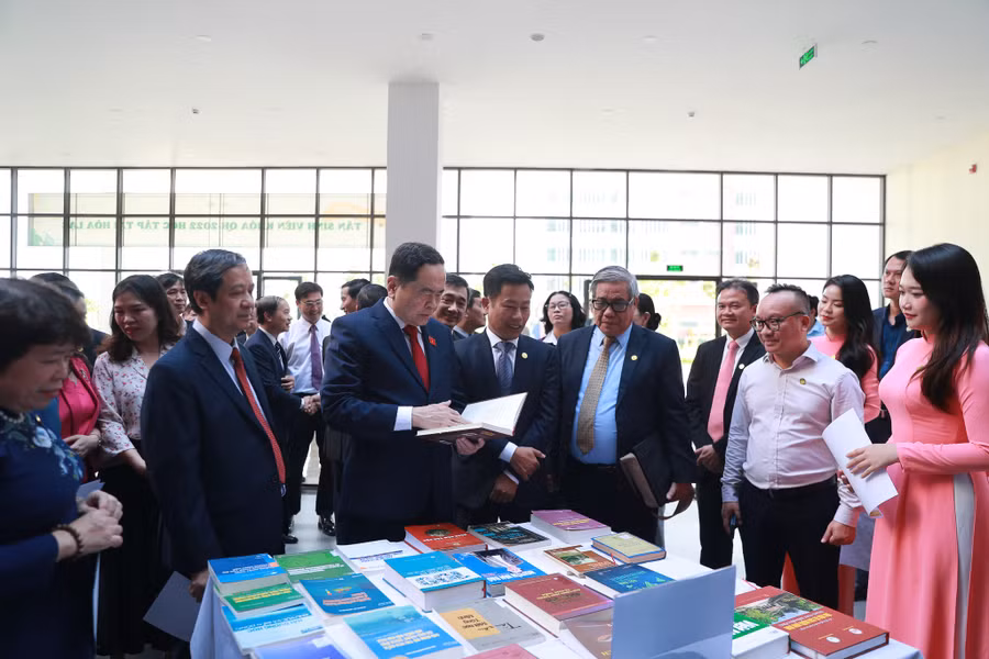 Phó Chủ tịch Quốc hội Trần Thanh Mẫn và Bộ trưởng Bộ GD&ĐT Nguyễn Kim Sơn thăm và làm việc tại ĐHQGHN. 