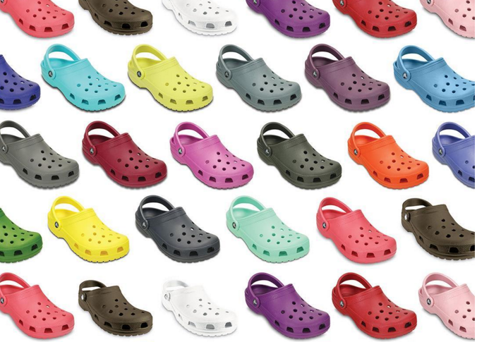 Đi dép crocs quá lâu không tốt cho bàn chân
