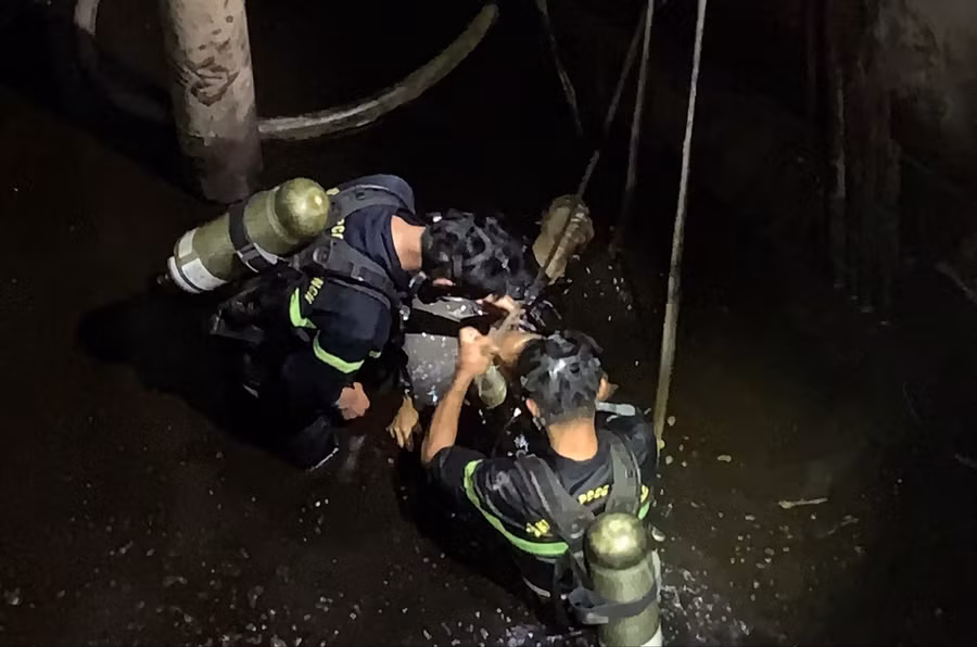 Lực lượng chức năng tiến hành cứu hộ các nạn nhân.