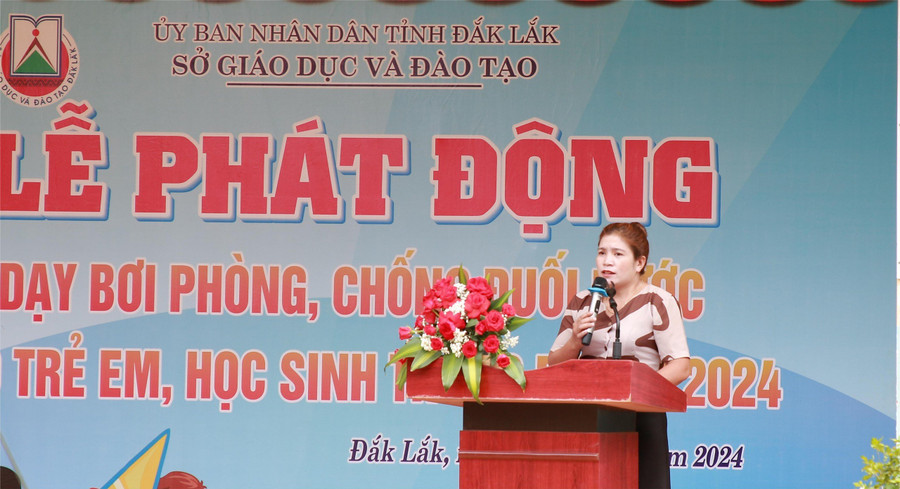 Bà H' Nuer Niê - Bí thư Đảng ủy, Chủ tịch HĐND xã Cuôr Đăng phát biểu tại lễ phát động. (Ảnh: TT) Bà H' Nuer Niê - Bí thư Đảng ủy, Chủ tịch HĐND xã Cuôr Đăng phát biểu tại lễ phát động. (Ảnh: TT)