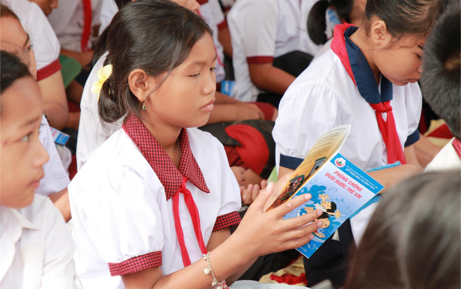 Học sinh Trường tiểu học Chu Văn An, huyện Cư M'gar tranh thủ đọc tờ rơi. (Ảnh: TT) Học sinh Trường tiểu học Chu Văn An, huyện Cư M'gar tranh thủ đọc tờ rơi. (Ảnh: TT)