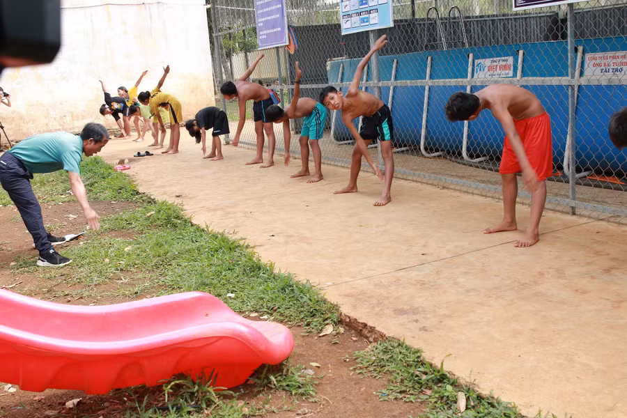 Chuẩn bị cho một tiết học bơi của thầy và trò Trường tiểu học Chu Văn An, huyện Cư M'gar. (Ảnh: TT)