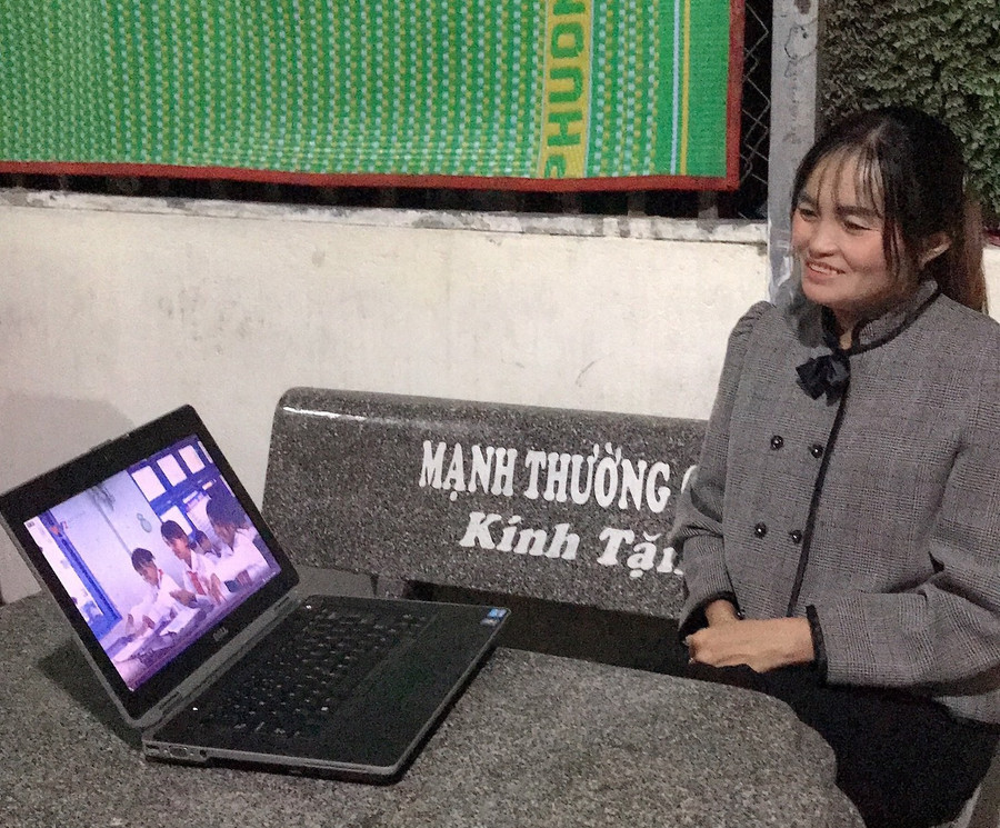 Cô Nguyễn Thị Lý xem Chương trình Thay lời tri ân với nhiều cảm xúc. Cô Nguyễn Thị Lý xem Chương trình Thay lời tri ân với nhiều cảm xúc.