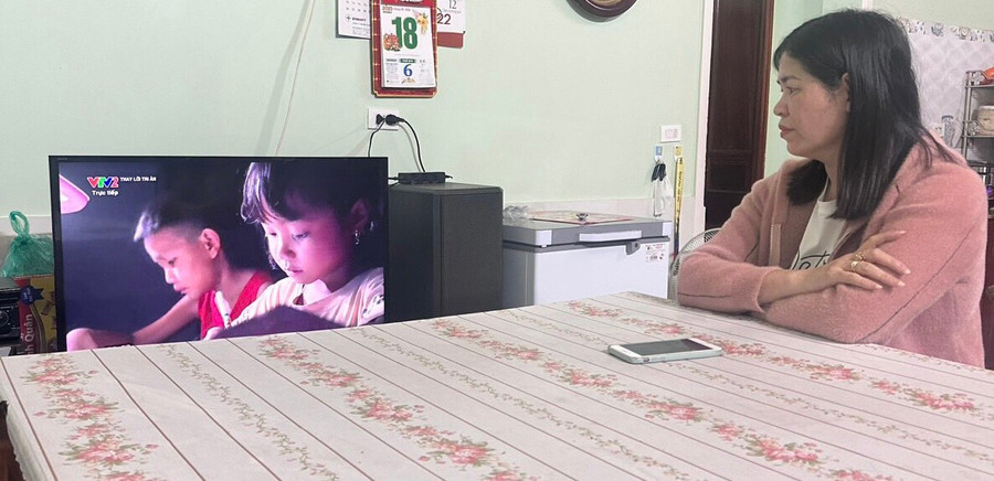 Cô Nguyễn Thị Hoàn đón xem Chương trình "Thay lời tri ân" Cô Nguyễn Thị Hoàn đón xem Chương trình "Thay lời tri ân"