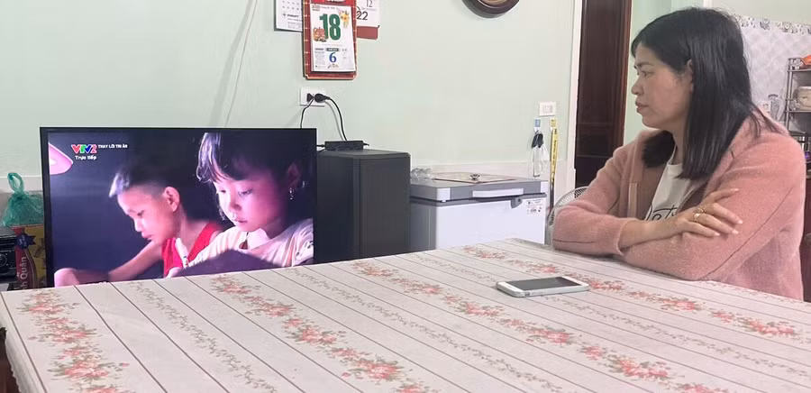 Cô Nguyễn Thị Hoàn đón xem Chương trình "Thay lời tri ân"