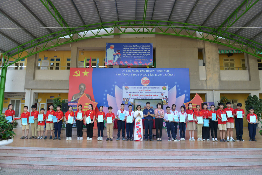 Cũng trong chương trình, 70 phần quà đã được trao cho học sinh đạt danh hiệu Cháu ngoan Bác Hồ.