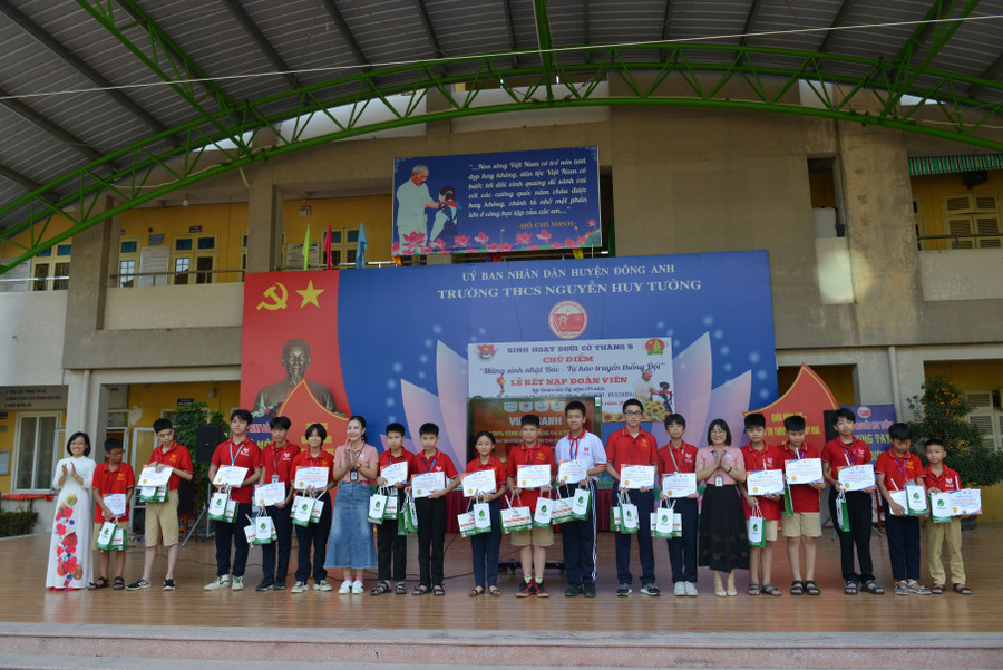 Ban Giám hiệu, đại diện Edukids và Toán.VN trao tặng quà, vinh danh các học sinh trong Top 20% vòng loại.