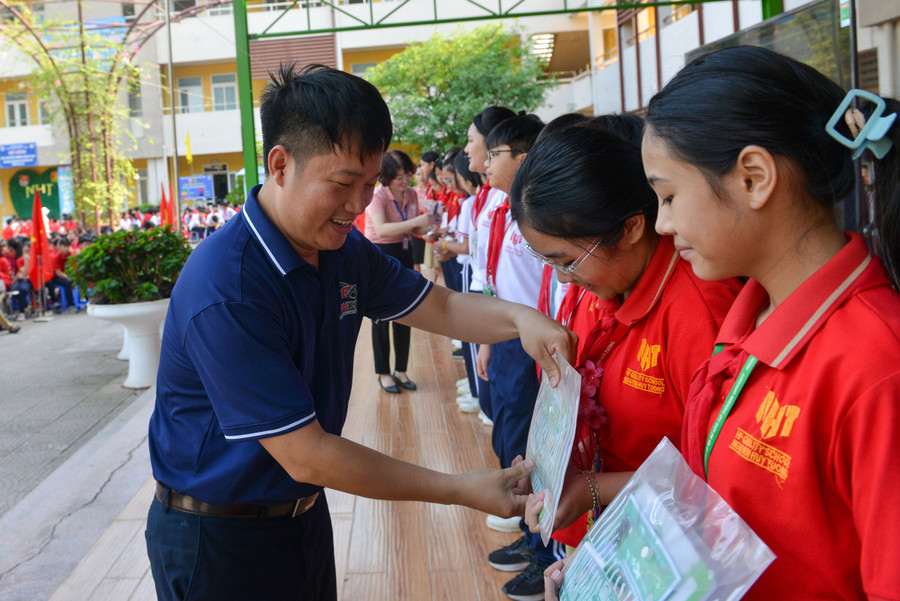 Cũng trong chương trình, 70 phần quà đã được trao cho học sinh đạt danh hiệu Cháu ngoan Bác Hồ.