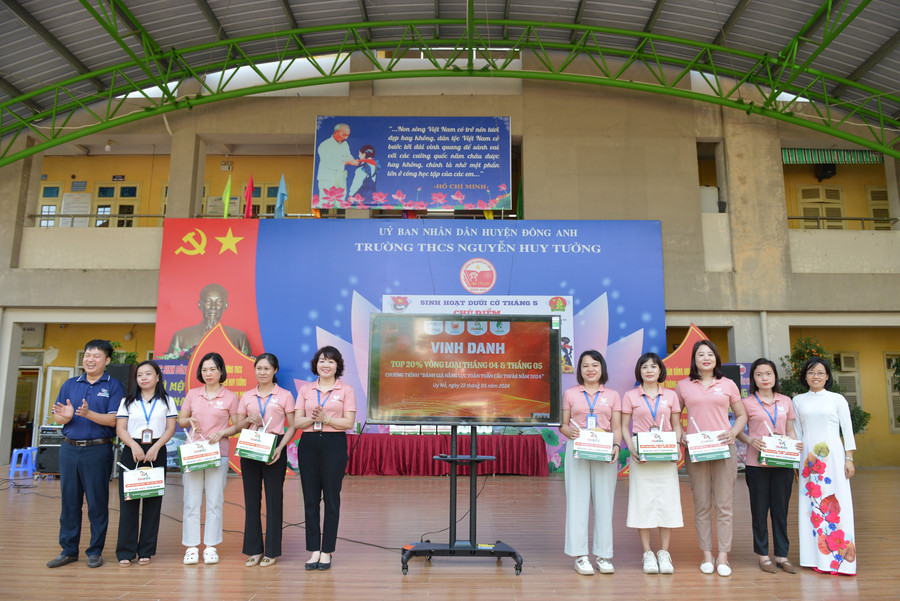 Trao tặng chứng nhận đồng hành, tặng quà cho Ban Giám hiệu nhà trường, đồng thời trao tặng tặng quà cho 10 giáo viên tích cực hỗ trợ các học sinh ôn tập Toán TOFAS.