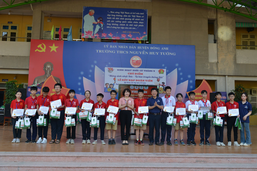 Ban Giám hiệu, đại diện Edukids và Toán.VN trao tặng quà, vinh danh các học sinh trong Top 20% vòng loại.