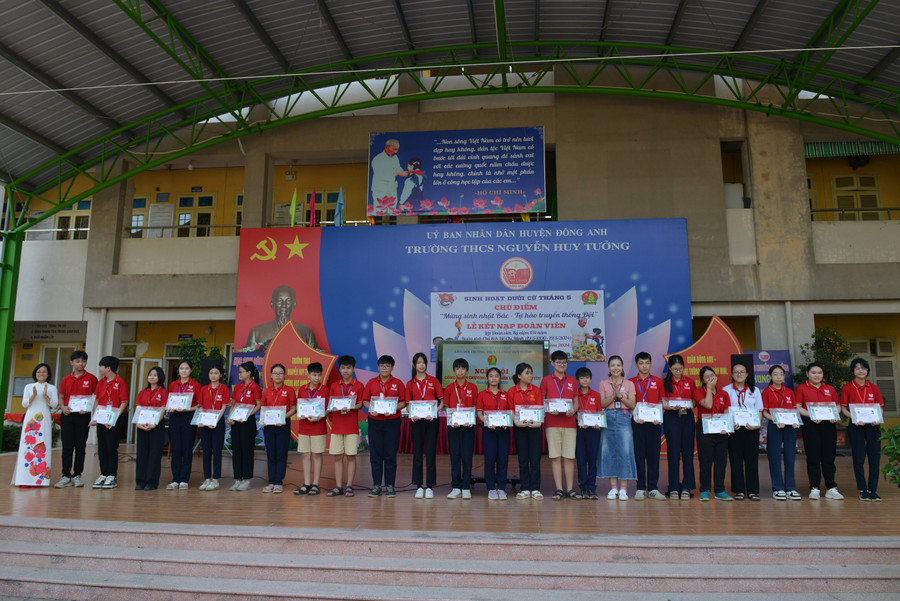 Cũng trong chương trình, 70 phần quà đã được trao cho học sinh đạt danh hiệu Cháu ngoan Bác Hồ.