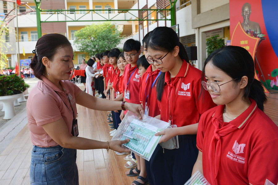 Cũng trong chương trình, 70 phần quà đã được trao cho học sinh đạt danh hiệu Cháu ngoan Bác Hồ.
