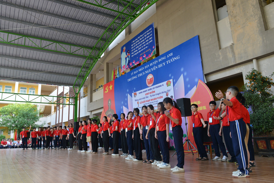 Đồng thời, là cầu nối thông tin giữa phụ huynh, thầy cô và học sinh.