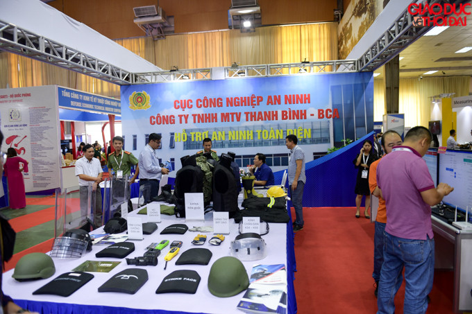 Trang thiết bị vũ khí và công cụ hỗ trợ của Bộ Công an và Bộ Quốc phòng được trưng bày tại triển lãm.