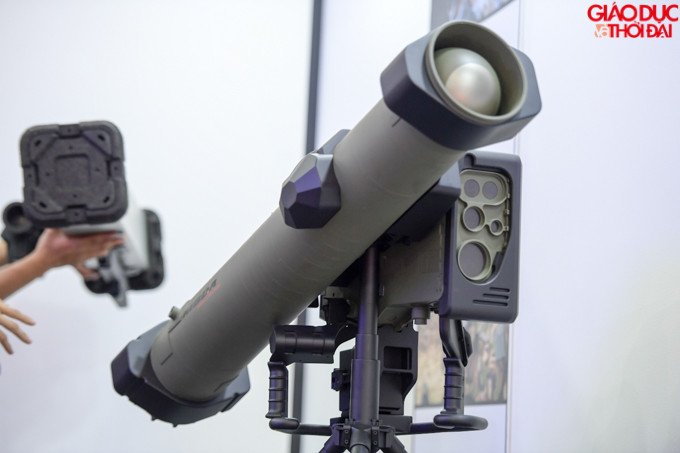 Missile Moyenne Portée (MMP) là hệ thống tên lửa chống tăng tầm trung thế hệ thứ năm được trang bị cho quân đội Pháp từ năm 2017, thay thế cho mẫu tên lửa MILAN.