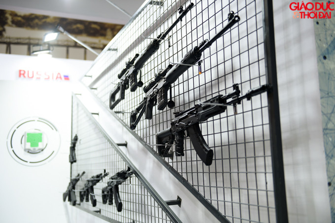 Súng trường tấn công AK-15 là mẫu vũ khí hạng nhẹ được khá đông người quan tâm, AK-12 và AK-15 đã được Bộ Quốc phòng Nga lựa chọn là vũ khí tiêu chuẩn cho binh sĩ lục quân, đổ bộ đường không và hải quân đánh bộ.