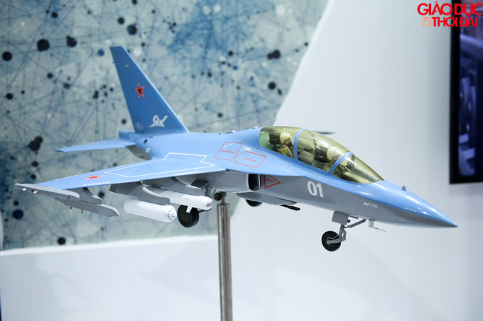 Máy bay huấn luyện chiến đấu Yak-130, hệ thống tên lửa chiến thuật Iskander-E, xe bọc thép VPK-233136 Tiger, xe chiến đấu bộ binh BMP-3, hệ thống mô phỏng bắn súng SKAT hoàn chỉnh với súng trường tấn công AK-101 ...