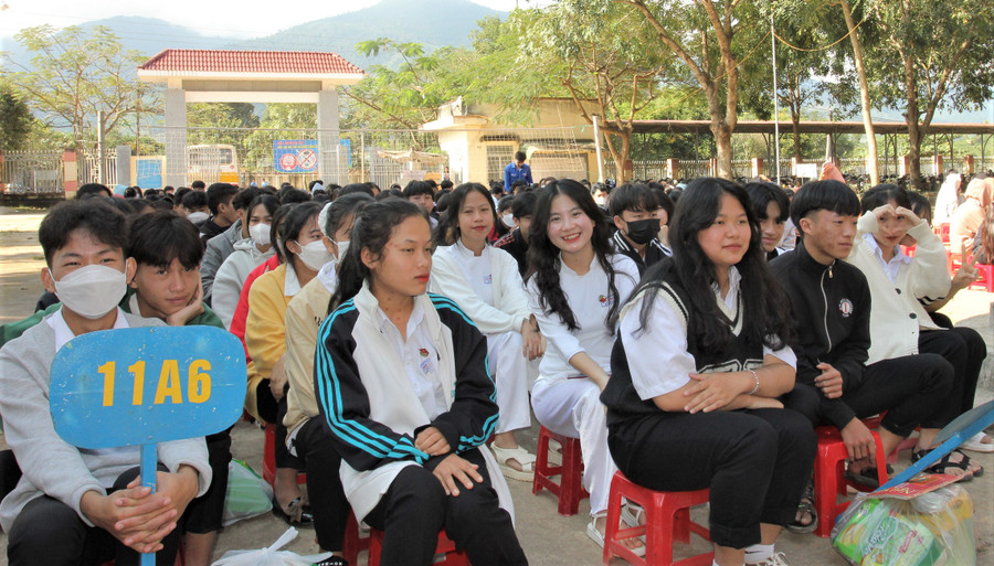 Dẫu còn nhiều khó khăn, nhưng hầu hết học sinh các xã vùng sâu của huyện Krông Bông vẫn nỗ lực vượt khó để đến trường học tập. Dẫu còn nhiều khó khăn, nhưng hầu hết học sinh các xã vùng sâu của huyện Krông Bông vẫn nỗ lực vượt khó để đến trường học tập.