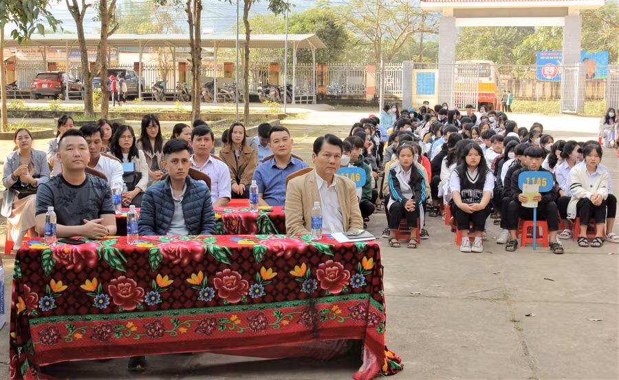 Đại biểu và học sinh tham dự lễ trao quà Tết cho học sinh. Đại biểu và học sinh tham dự lễ trao quà Tết cho học sinh.