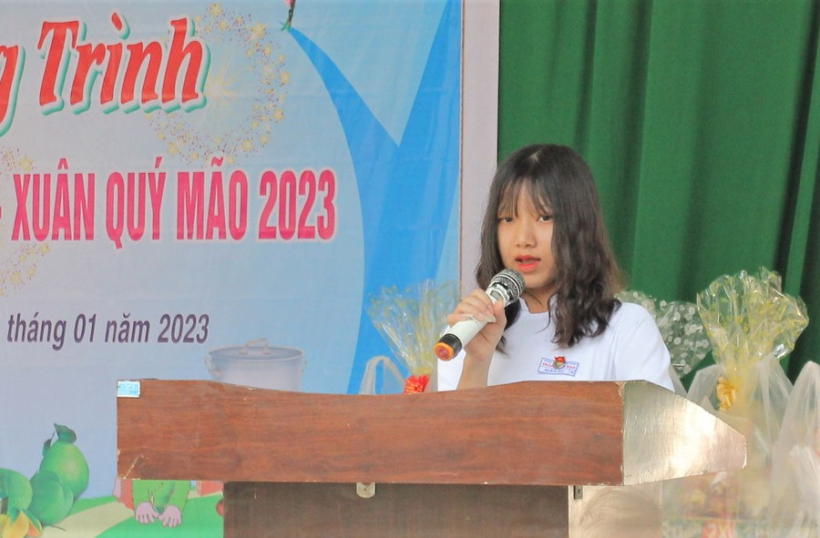 Em Nguyễn Thị Yến Vi thay mặt các bạn học sinh gửi lời cảm ơn tới thầy cô giáo và mạnh thường quân. Em Nguyễn Thị Yến Vi thay mặt các bạn học sinh gửi lời cảm ơn tới thầy cô giáo và mạnh thường quân.