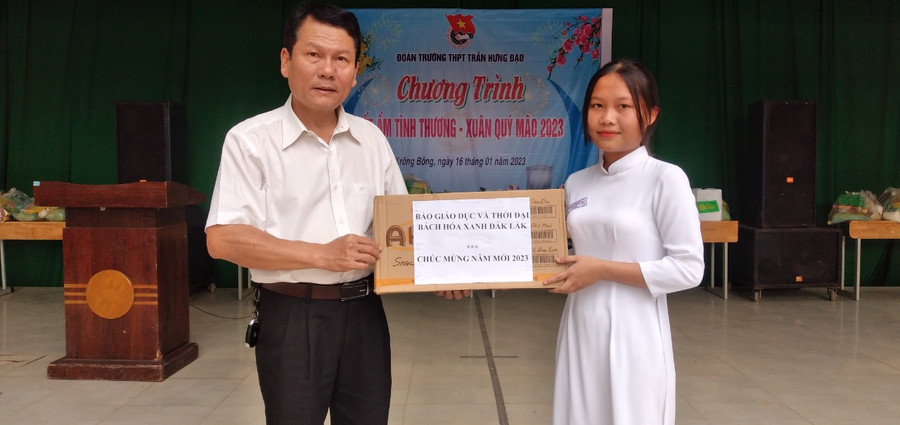 Ông Mai Văn Thanh - Hiệu trưởng Nhà trường trao quà cho học sinh. Ông Mai Văn Thanh - Hiệu trưởng Nhà trường trao quà cho học sinh.