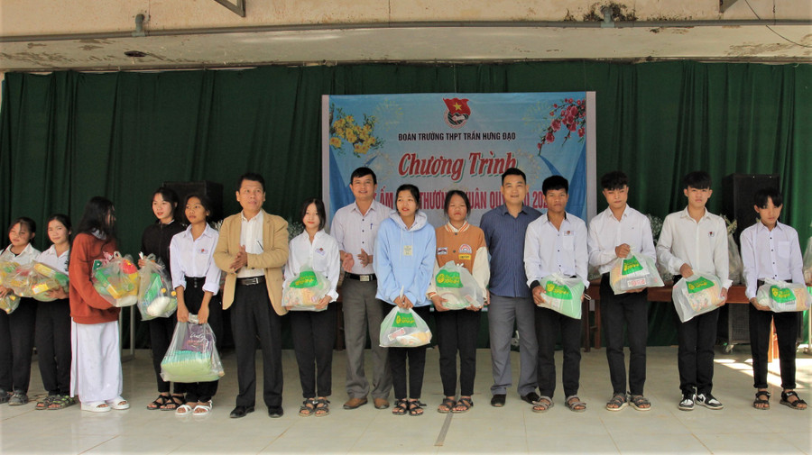Ban Giám hiệu Nhà trường cùng đại diện Báo GD&ĐT trao quà Tết cho học sinh. Ban Giám hiệu Nhà trường cùng đại diện Báo GD&ĐT trao quà Tết cho học sinh.