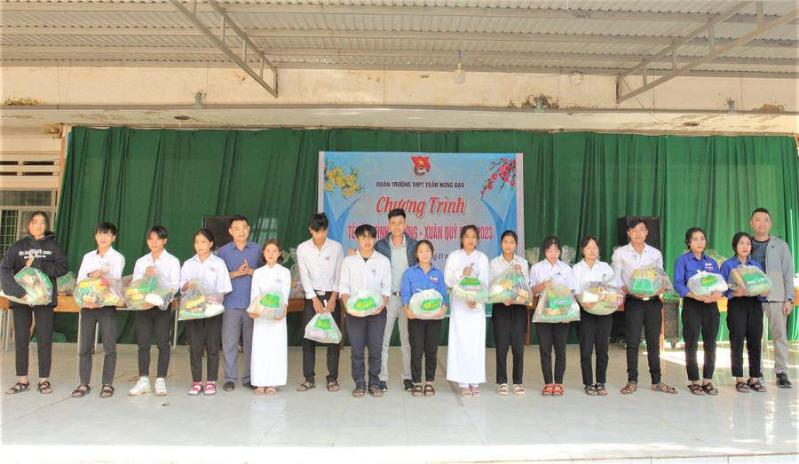 Đại diện Báo GD&TĐ cùng Bách hoá xanh TP Buôn Ma Thuột và tỉnh Đắk Lắk trao quà tết cho học sinh. Đại diện Báo GD&TĐ cùng Bách hoá xanh TP Buôn Ma Thuột và tỉnh Đắk Lắk trao quà tết cho học sinh.