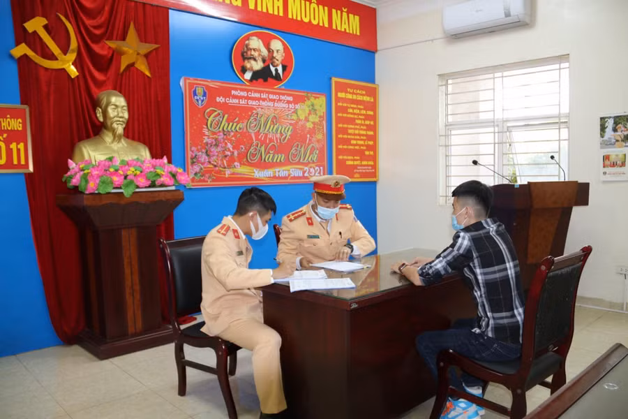 Nam tài xế điều khiển phương tiện chạy gần 300km/h làm việc với cơ quan chức năng.