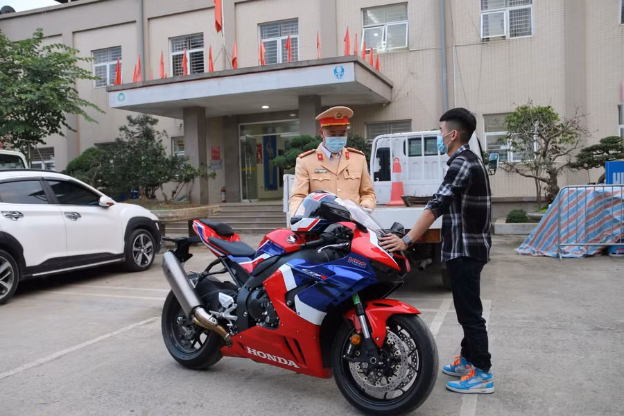 Với các lỗi vi phạm, nam tài xế bị xử phạt 10,5 triệu đồng và giữ phương tiện 7 ngày.