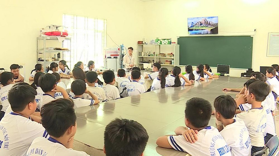 Thầy giáo Lê Thanh Liêm và học trò của mình