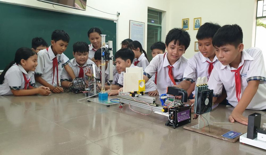 Học sinh được quan sát trực quan các sản phẩm phẩm nghiên cứu của thầy giáo Lê Thanh Liêm