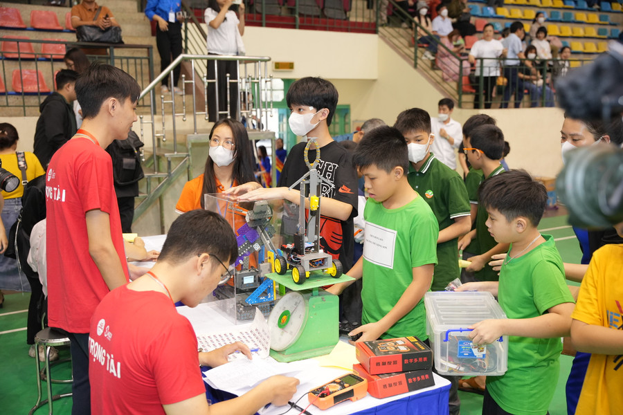 Học sinh, sinh viên tham gia Cuộc thi "Sáng tạo robot năm 2023" do Trường ĐH Sư phạm Hà Nội tổ chức. Học sinh, sinh viên tham gia Cuộc thi "Sáng tạo robot năm 2023" do Trường ĐH Sư phạm Hà Nội tổ chức.
