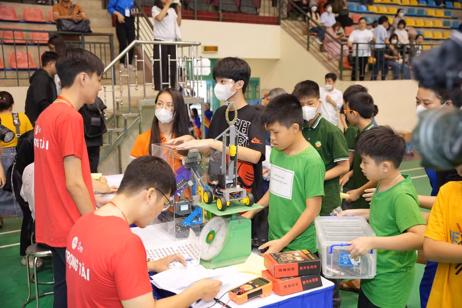 Học sinh, sinh viên tham gia Cuộc thi "Sáng tạo robot năm 2023" do Trường ĐH Sư phạm Hà Nội tổ chức.