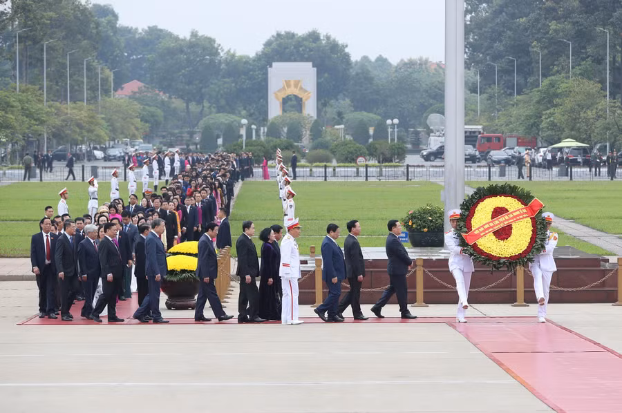 Lãnh đạo Đảng, Nhà nước cùng các Đại biểu Quốc hội vào Lăng viếng Chủ tịch Hồ Chí Minh.
